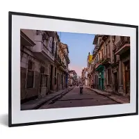 MuchoWow Foto in lijst - Vervallen straat in het centrale deel van Havana in Cuba fotolijst zwart met witte passe-partout 60x40 cm - Poster in lijst (Wanddecoratie woonkamer / slaapkamer)