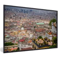 MuchoWow Foto in lijst - Uitzicht over de huizen in de Italiaanse stad Napels fotolijst zwart 60x40 cm - Poster in lijst (Wanddecoratie woonkamer / slaapkamer)