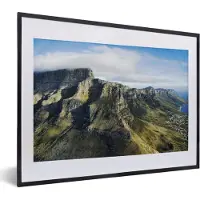 MuchoWow Foto in lijst - Luchtfoto van de Tafelberg in Kaapstad fotolijst zwart met witte passe-partout klein 40x30 cm - Poster in lijst (Wanddecoratie woonkamer / slaapkamer)