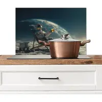 KitchenYeah Spatscherm keuken 60x40 cm - Kookplaat achterwand Astronaut - Kat - Glas - Stoel - Muurbeschermer - Spatwand fornuis - Hoogwaardig aluminium