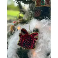HEM Kerstcadeau Kerstbal – Ornament Cadeautje 8,5 cm – Kersthanger – Luxe Kerstdecoratie voor in de Kerstboom