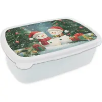 MuchoWow Broodtrommel Wit - Lunchbox Sneeuwpop - Kerstsneeuw - Groen - Rood - Brooddoos 18x12x6 cm - Brood lunch box - Broodtrommels voor kinderen en volwassenen