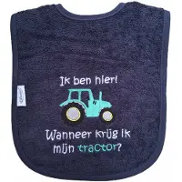 Funnies Donker blauwe slab met "Ik ben hier! Wanneer krijg ik mijn tractor?" - groene tractor - lief, kraamcadeautje, cadeau, babyshower, blauw, boer, boeren, werktuig, navy