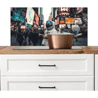KitchenYeah Spatscherm keuken 90x45 cm - Kookplaat achterwand Stad - Mensen - Astronaut - Wit - Muurbeschermer - Spatwand fornuis - Hoogwaardig aluminium