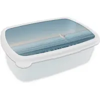MuchoWow Broodtrommel Wit - Lunchbox Zeilbootje - Kalme zee - Helderblauwe hemel - Brooddoos 18x12x6 cm - Brood lunch box - Broodtrommels voor kinderen en volwassenen
