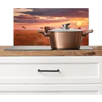 KitchenYeah Spatscherm keuken 70x30 cm - Kookplaat achterwand Groep olifanten - Open vlakte - Zon - Muurbeschermer - Spatwand fornuis - Hoogwaardig aluminium