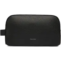 Calvin Klein Toilettas 'Pebble Grain Metallic Logo' zwart