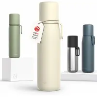 LARS NYSØM Roestvrijstalen Thermosfles - Dubbelwandige Geïsoleerde Drinkfles met Beker en Draagriem, Lekvrije Metalen Fles voor Reizen, Kantoor & Buitenactiviteiten (Almond Beige)