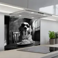 KitchenYeah Spatscherm 80x60 cm - Zelfklevende achterwand Golden Retriever - Hond - Vrolijk - Bord spaghetti - Zwart - wit - Keuken muurbeschermer - Spatwand fornuis