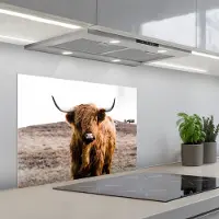 KitchenYeah Spatscherm 70x50 cm - Zelfklevende achterwand Schotse hooglander - Landschap - Koe - Bruin - Dieren - Natuur - Keuken muurbeschermer - Spatwand fornuis