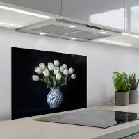 KitchenYeah Spatscherm 70x55 cm - Zelfklevende achterwand Wit - Bloemen - Tulpen - Vaas - Keuken muurbeschermer - Spatwand fornuis