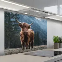 KitchenYeah Spatscherm 100x75 cm - Zelfklevende achterwand Schotse hooglander - Berg - Landschap - Bomen - Koe - Natuur - Keuken muurbeschermer - Spatwand fornuis