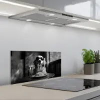 KitchenYeah Spatscherm 60x30 cm - Zelfklevende achterwand Golden Retriever - Hond - Vrolijk - Bord spaghetti - Zwart - wit - Keuken muurbeschermer - Spatwand fornuis