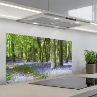 KitchenYeah Spatscherm 100x50 cm - Zelfklevende achterwand Bos - Pad - Bloemen - Paars - Groen - Natuur - Keuken muurbeschermer - Spatwand fornuis