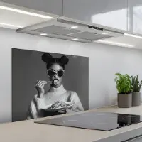KitchenYeah Spatscherm 70x50 cm - Zelfklevende achterwand Vrouw - Pasta - Zonnebril - Keuken muurbeschermer - Spatwand fornuis