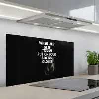 KitchenYeah Spatscherm 100x50 cm - Zelfklevende achterwand Tekst - Bokshandschoenen - Wit - Keuken muurbeschermer - Spatwand fornuis