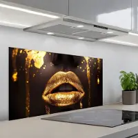 KitchenYeah Spatscherm 100x50 cm - Zelfklevende achterwand Gouden lippen - Gezicht - Vrouw - Modern - Keuken muurbeschermer - Spatwand fornuis