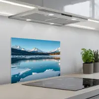 KitchenYeah Spatscherm 60x45 cm - Zelfklevende achterwand Landschap - Winter - Meer - Bergen - Uitzicht - IJs - Keuken muurbeschermer - Spatwand fornuis