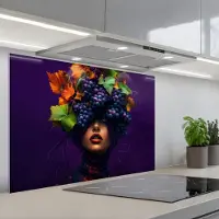 KitchenYeah Spatscherm 90x60 cm - Zelfklevende achterwand Vrouw - Paars - Druiven - Keuken muurbeschermer - Spatwand fornuis