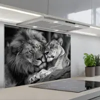KitchenYeah Spatscherm 80x55 cm - Zelfklevende achterwand Leeuwen - Dieren - Zwart - Wit - Leeuw - Keuken muurbeschermer - Spatwand fornuis