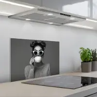 KitchenYeah Spatscherm 60x40 cm - Zelfklevende achterwand Vrouw - Koffie - Zwart - Wit - Keuken muurbeschermer - Spatwand fornuis
