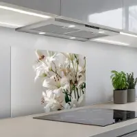 KitchenYeah Spatscherm 70x50 cm - Zelfklevende achterwand Lelies - Boekte - Wit - Meeldraden - Keuken muurbeschermer - Spatwand fornuis