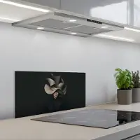 KitchenYeah Spatscherm 70x30 cm - Zelfklevende achterwand Zwarte - Hoed - Vrouw - Keuken muurbeschermer - Spatwand fornuis