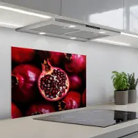KitchenYeah Spatscherm 70x50 cm - Zelfklevende achterwand Granaatappel - Rood - Fruit - Keuken muurbeschermer - Spatwand fornuis
