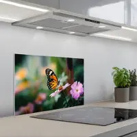 KitchenYeah Spatscherm 60x40 cm - Zelfklevende achterwand Roze bloemen - Vlinder - Zachte focus - Keuken muurbeschermer - Spatwand fornuis