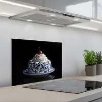 KitchenYeah Spatscherm 60x45 cm - Zelfklevende achterwand Taart - Slagroom - Kers - Bord - Delfts blauw - Keuken muurbeschermer - Spatwand fornuis