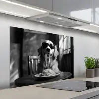 KitchenYeah Spatscherm 100x65 cm - Zelfklevende achterwand Golden Retriever - Hond - Vrolijk - Bord spaghetti - Zwart - wit - Keuken muurbeschermer - Spatwand fornuis