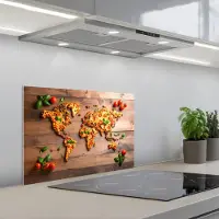 KitchenYeah Spatscherm 60x40 cm - Zelfklevende achterwand Wereldkaart - Pizza - Houten ondergrond - Keuken muurbeschermer - Spatwand fornuis