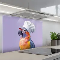 KitchenYeah Spatscherm 80x55 cm - Zelfklevende achterwand Papegaai - Koksmuts - Paars - Cute - Keuken muurbeschermer - Spatwand fornuis