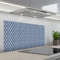 KitchenYeah Spatscherm 100x50 cm - Zelfklevende achterwand Bladeren - Wit - Blauw - Patroon - Keuken muurbeschermer - Spatwand fornuis