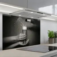 KitchenYeah Spatscherm 90x60 cm - Zelfklevende achterwand Champagnefles - Glas - Minimalistisch - Spetters - Keuken muurbeschermer - Spatwand fornuis