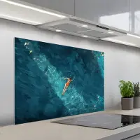 KitchenYeah Spatscherm 100x65 cm - Zelfklevende achterwand Vrouw - Water - Bikini - Oranje - Keuken muurbeschermer - Spatwand fornuis