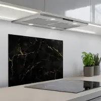 KitchenYeah Spatscherm 70x55 cm - Zelfklevende achterwand Zwart marmer - Gouden aders - Klassiek - Keuken muurbeschermer - Spatwand fornuis