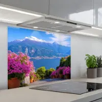 KitchenYeah Spatscherm 80x60 cm - Zelfklevende achterwand Lake Como - Italië - Landschap - Keuken muurbeschermer - Spatwand fornuis