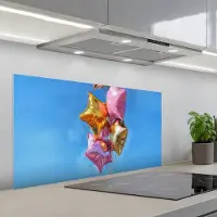 KitchenYeah Spatscherm 100x50 cm - Zelfklevende achterwand Ballonnen - Goud - Stervorm - Roze - Keuken muurbeschermer - Spatwand fornuis