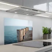 KitchenYeah Spatscherm 70x55 cm - Zelfklevende achterwand Houten steiger - Helderblauwe lucht - Keuken muurbeschermer - Spatwand fornuis