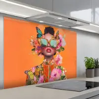 KitchenYeah Spatscherm 120x80 cm - Zelfklevende achterwand Vlinders - Vrouw - Zonnebril - Kleurrijk - Keuken muurbeschermer - Spatwand fornuis