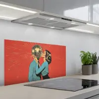KitchenYeah Spatscherm 90x45 cm - Zelfklevende achterwand Vrouw - Retro - Discobal - Kus - Keuken muurbeschermer - Spatwand fornuis