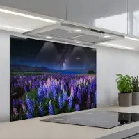 KitchenYeah Spatscherm 80x60 cm - Zelfklevende achterwand Bloemen - Nacht - Lupine - Sterrenhemel - Paars - Natuur - Keuken muurbeschermer - Spatwand fornuis