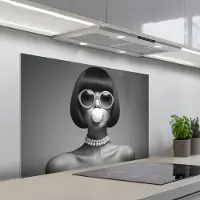 KitchenYeah Spatscherm 100x65 cm - Zelfklevende achterwand Vrouw - Zwart Wit - Ketting - Zonnebril - Keuken muurbeschermer - Spatwand fornuis