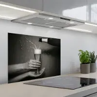 KitchenYeah Spatscherm 70x55 cm - Zelfklevende achterwand Champagnefles - Glas - Minimalistisch - Spetters - Keuken muurbeschermer - Spatwand fornuis