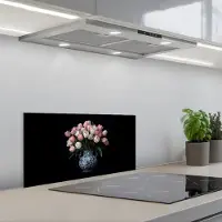 KitchenYeah Spatscherm 60x30 cm - Zelfklevende achterwand Bloemen - Roze - Tulpen - Vaas - Keuken muurbeschermer - Spatwand fornuis