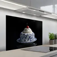 KitchenYeah Spatscherm 100x65 cm - Zelfklevende achterwand Taart - Slagroom - Kers - Bord - Delfts blauw - Keuken muurbeschermer - Spatwand fornuis