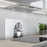 KitchenYeah Spatscherm 60x40 cm - Zelfklevende achterwand Kat - Bril - Mok - Pluizig - Keuken muurbeschermer - Spatwand fornuis
