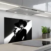 KitchenYeah Spatscherm 70x55 cm - Zelfklevende achterwand Vrouw - Wijn - Chic - Keuken muurbeschermer - Spatwand fornuis