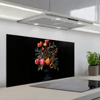 KitchenYeah Spatscherm 100x50 cm - Zelfklevende achterwand Tulpen - Bessen - Boeket - Vaas - Keuken muurbeschermer - Spatwand fornuis